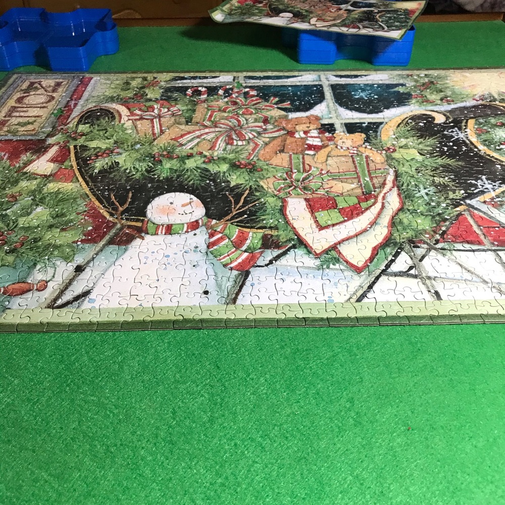 1000 Piece Christmas Themed Puzzle